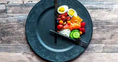 ¿Comer menos prolonga la vida? Comer
