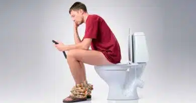 Razones para NUNCA llevar tu celular al baño al baño