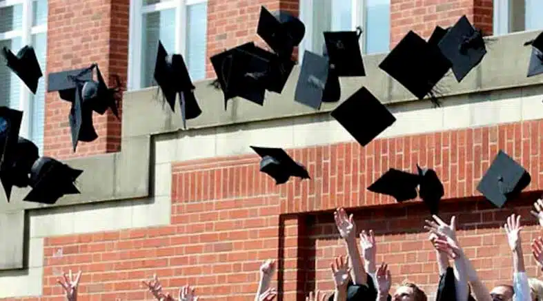 ¿Por qué se arroja el birrete en la graduación? 1 Birrete
