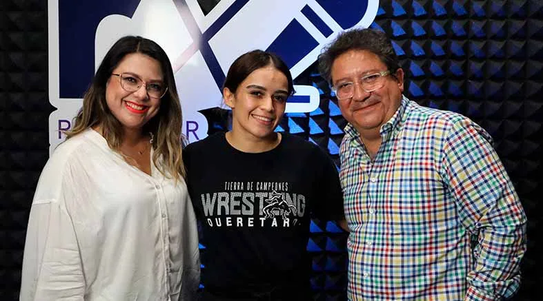 Presentan programa de radio La voz del INDEREQ 1 La voz