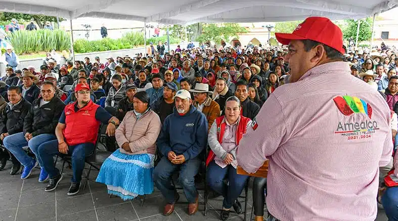 René Mejía hizo entrega de diferentes apoyos 1 René