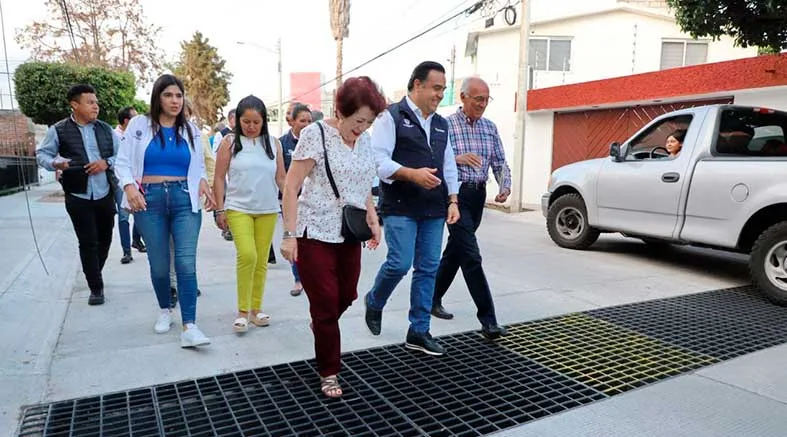 Luis Nava entrega obras en Mansiones del Valle 1 Luis