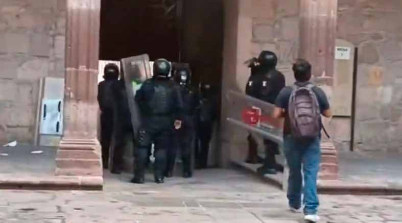 Ocho detenidos por destrozos en el Palacio de Gobierno de Michoacán 1 Ocho