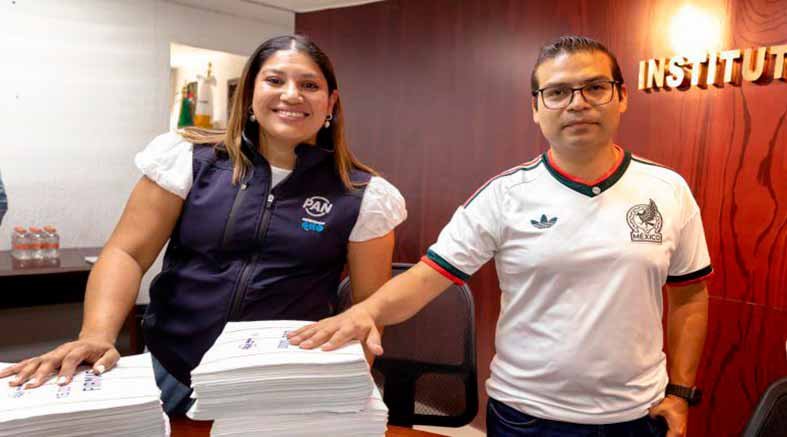 Arango entregó petición al INE acompañado ciudadanos panistas de 18 municipios 1 Arango