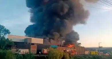 Incendio consume fábrica en Morelia Incendio
