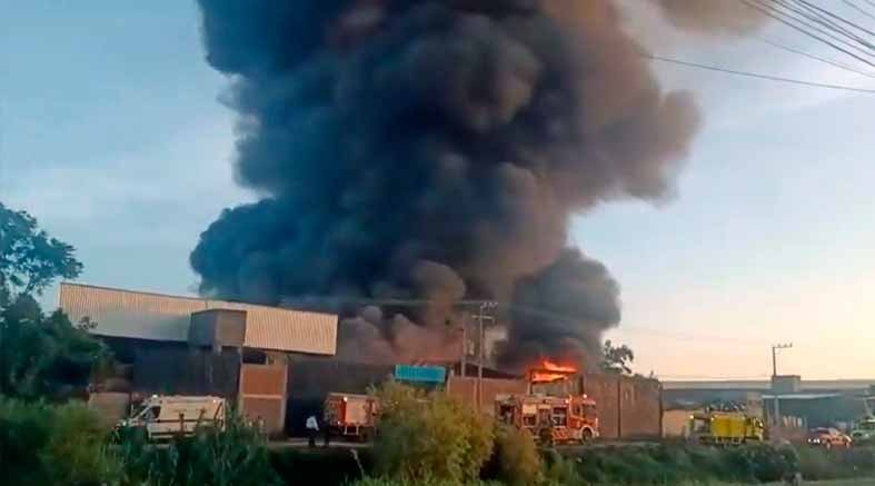 Incendio consume fábrica en Morelia 1 Incendio