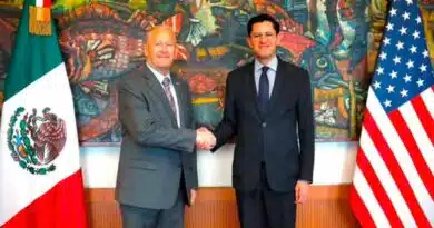 Roberto Velasco y Ronald Johnson dialogan sobre agenda bilateral Roberto Velasco